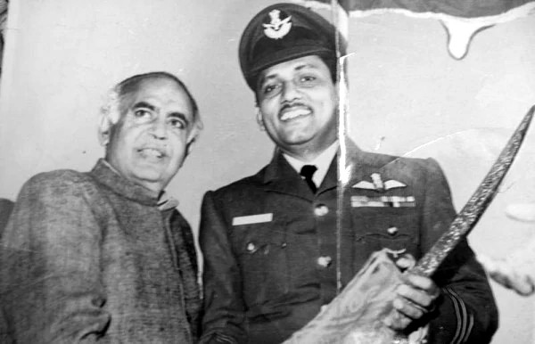 Chief Minister Barkatulluah Khan with Uttarlai Base Commander, Wing Commander V. K. Murty.