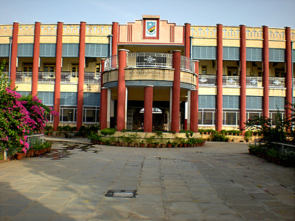 श्रीमती कुसुम भटनागर सोफिया कॉलेज , अजमेर में शिक्षिका रह चुकी हैं ।