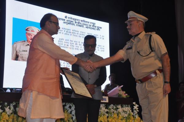 Raju receiving Award