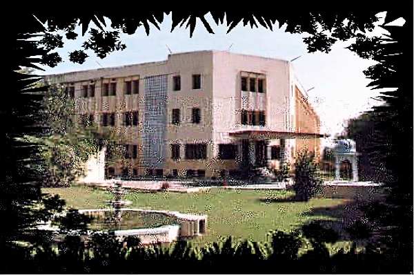 Rakshat Hooja attended Maharaja Sawai Mansingh Vidyalaya, Jaipur.