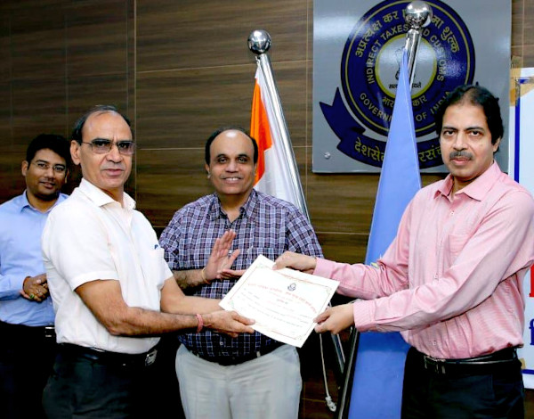 Bhaskar receiving Award on Hindi Diwas from Shri Upendra Gupta